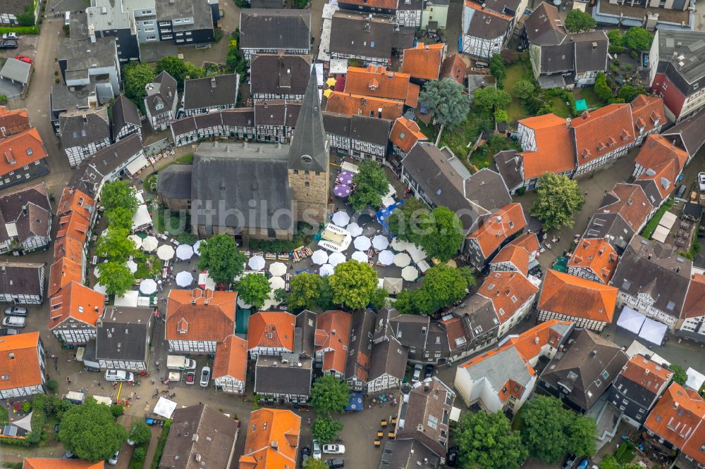 Hattingen von oben - Kirchengebäude im Altstadt- Zentrum in Hattingen im Bundesland Nordrhein-Westfalen, Deutschland