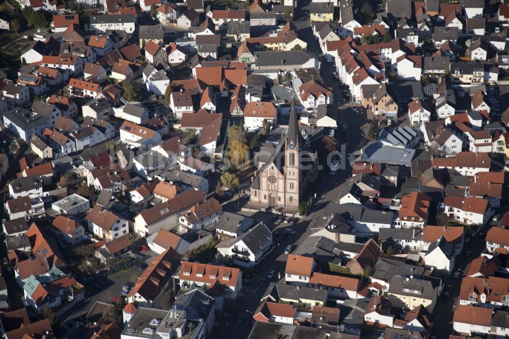 Rödermark aus der Vogelperspektive: Kirchengebäude im Altstadt- Zentrum im Ortsteil Ober-Roden in Rödermark im Bundesland Hessen