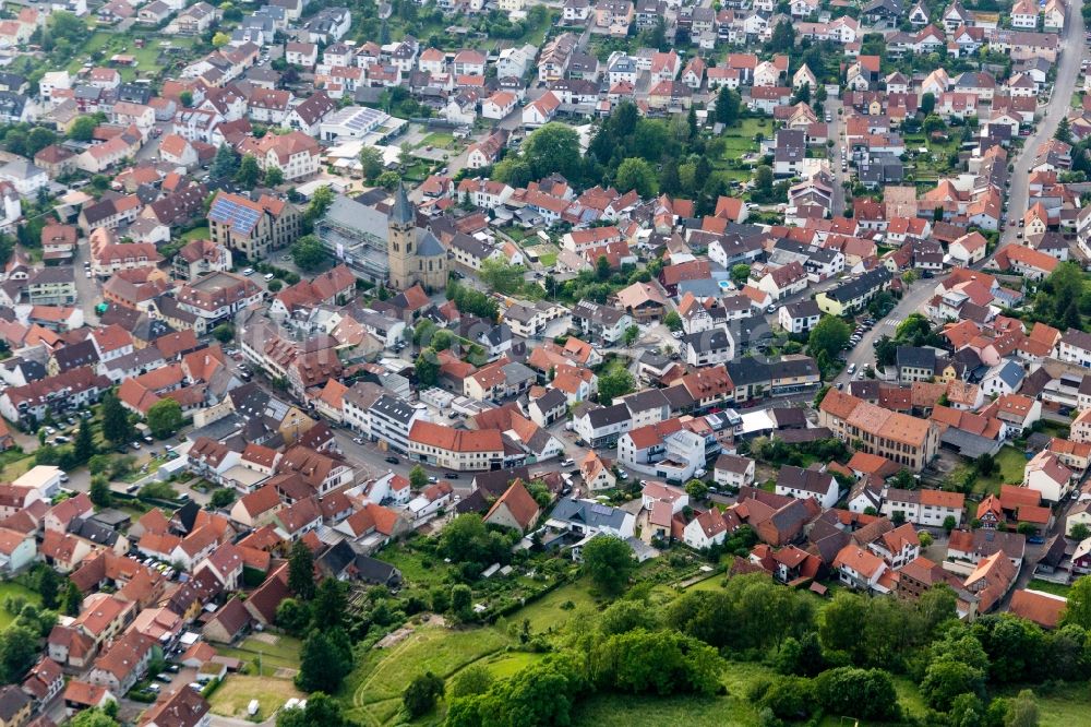 Östringen von oben - Kirchengebäude im Altstadt- Zentrum in Östringen im Bundesland Baden-Württemberg, Deutschland