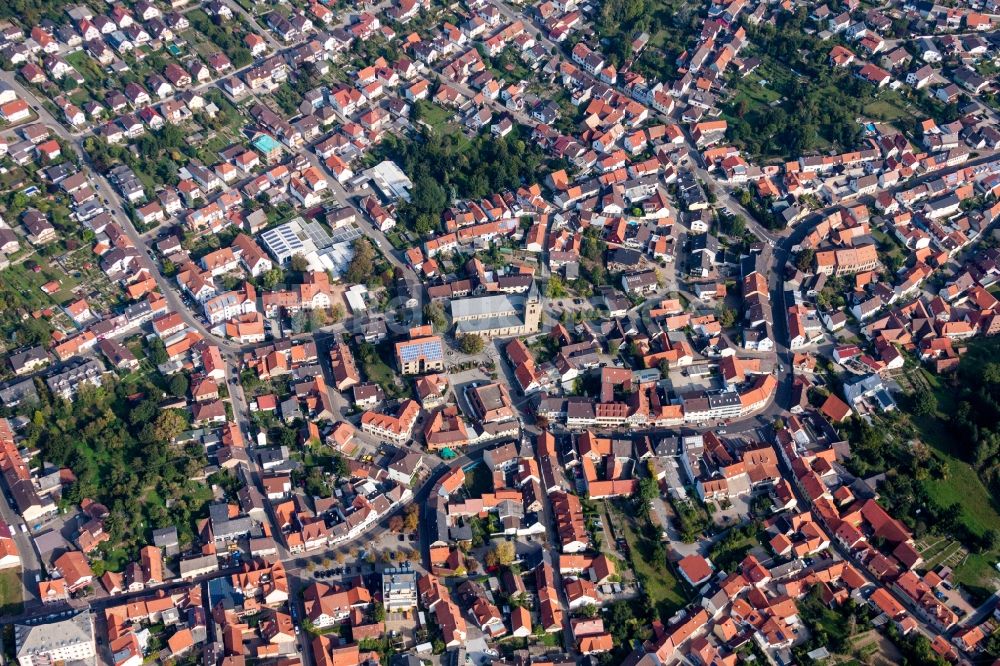 Luftbild Östringen - Kirchengebäude im Altstadt- Zentrum in Östringen im Bundesland Baden-Württemberg, Deutschland