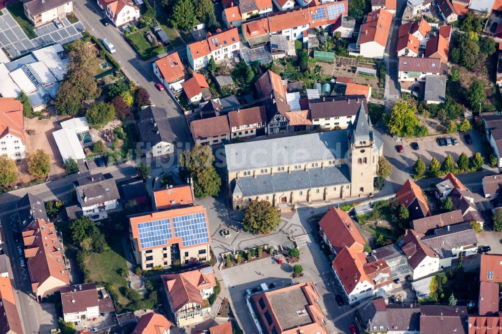 Luftaufnahme Östringen - Kirchengebäude im Altstadt- Zentrum in Östringen im Bundesland Baden-Württemberg, Deutschland