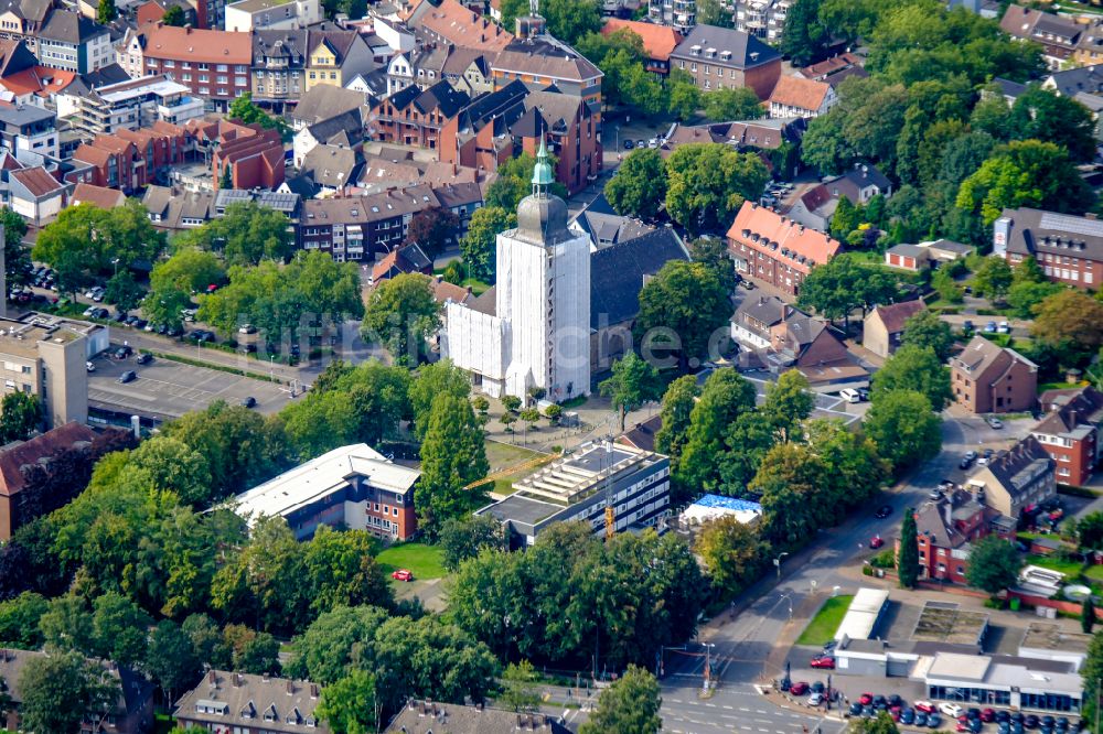 Datteln von oben - Kirchengebäude St. Amandus Kirche in Datteln im Bundesland Nordrhein-Westfalen, Deutschland