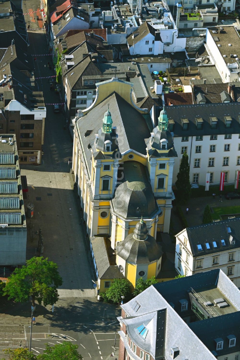 Luftbild Düsseldorf - Kirchengebäude St. Andreas in Düsseldorf im Bundesland Nordrhein-Westfalen, Deutschland