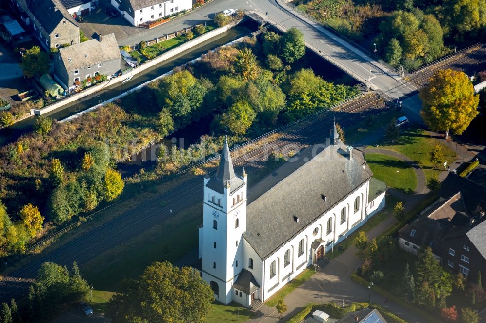 Bestwig von oben - Kirchengebäude der St. Andreaskirche in Bestwig im Bundesland Nordrhein-Westfalen