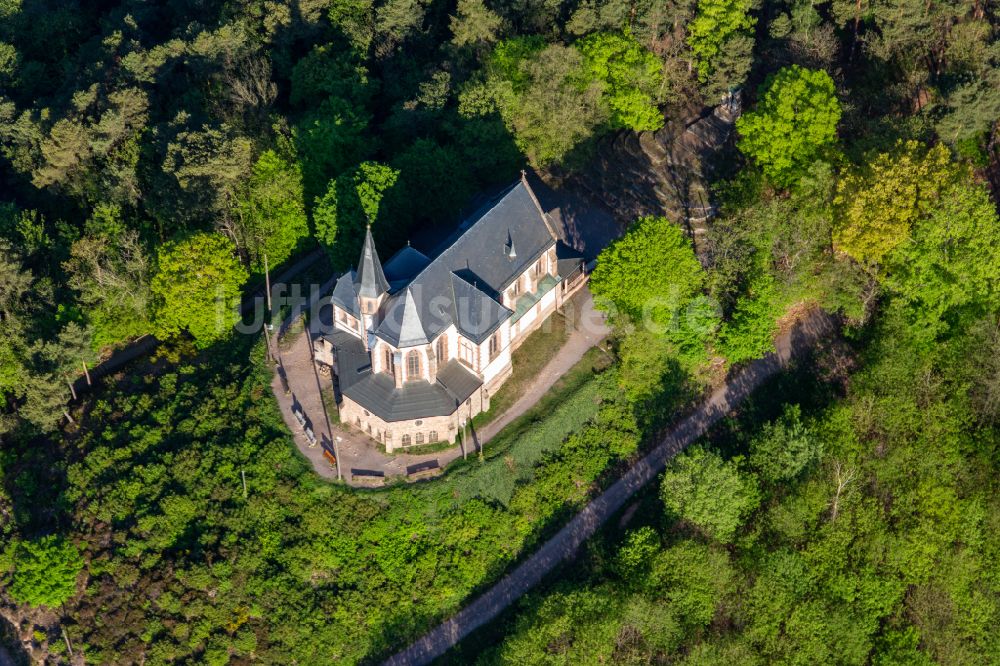 Luftbild Burrweiler - Kirchengebäude der St. Anna Kapelle in Burrweiler im Bundesland Rheinland-Pfalz, Deutschland