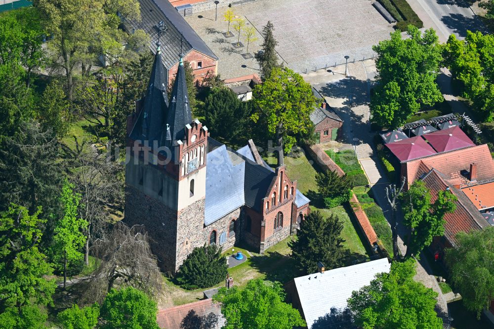 Zepernick aus der Vogelperspektive: Kirchengebäude St.-Annen-Kirche in Zepernick im Bundesland Brandenburg, Deutschland