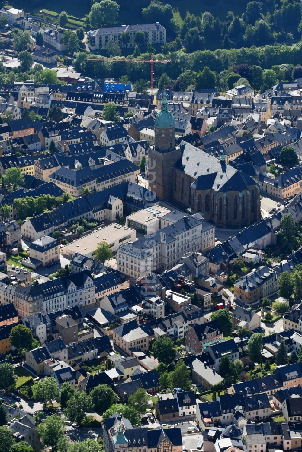 Luftaufnahme Annaberg-Buchholz - Kirchengebäude St. Annenkirche an der Große Kirchgasse im Altstadt- Zentrum im Ortsteil Frohnau in Annaberg-Buchholz im Bundesland Sachsen, Deutschland