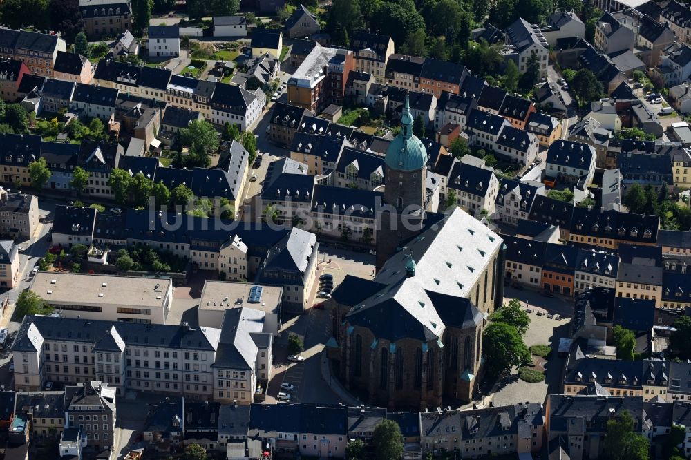 Luftaufnahme Annaberg-Buchholz - Kirchengebäude St. Annenkirche an der Große Kirchgasse im Altstadt- Zentrum im Ortsteil Frohnau in Annaberg-Buchholz im Bundesland Sachsen, Deutschland