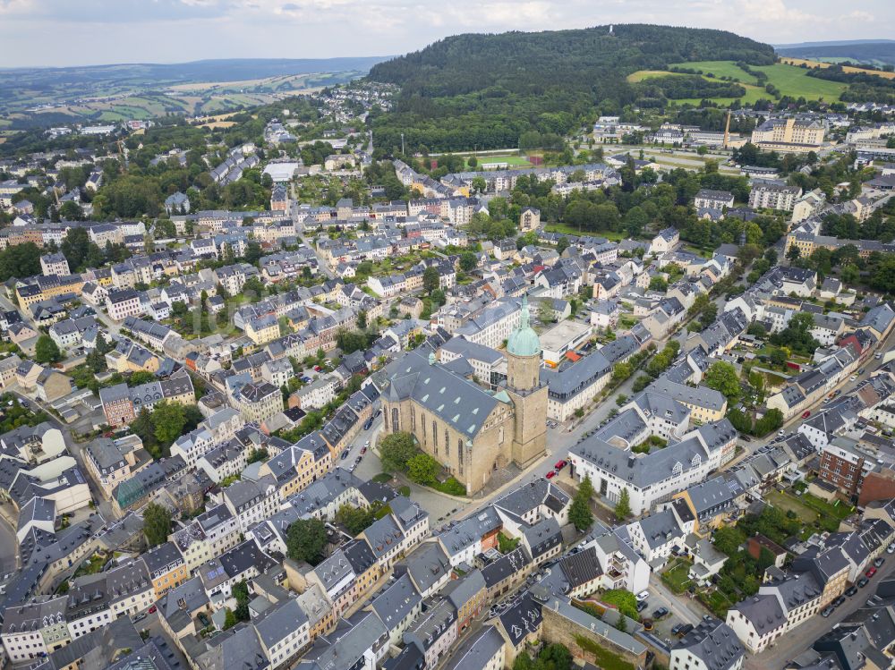 Luftaufnahme Annaberg-Buchholz - Kirchengebäude St. Annenkirche an der Große Kirchgasse im Altstadt- Zentrum im Ortsteil Frohnau in Annaberg-Buchholz im Bundesland Sachsen, Deutschland