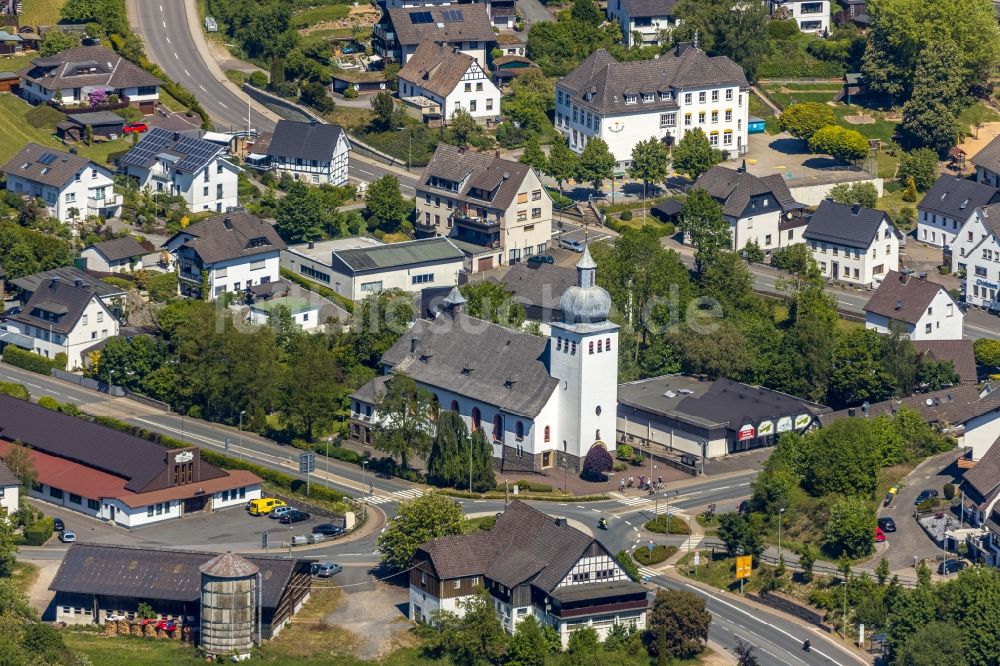 Rönkhausen von oben - Kirchengebäude St. Antonius in Rönkhausen im Bundesland Nordrhein-Westfalen, Deutschland