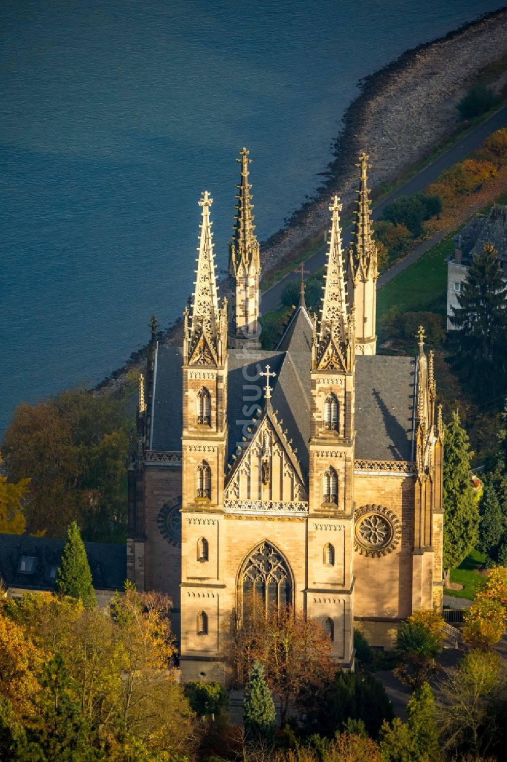 Remagen von oben - Kirchengebäude der Apollinariskirche am Apollinarisberg in Remagen im Bundesland Rheinland-Pfalz