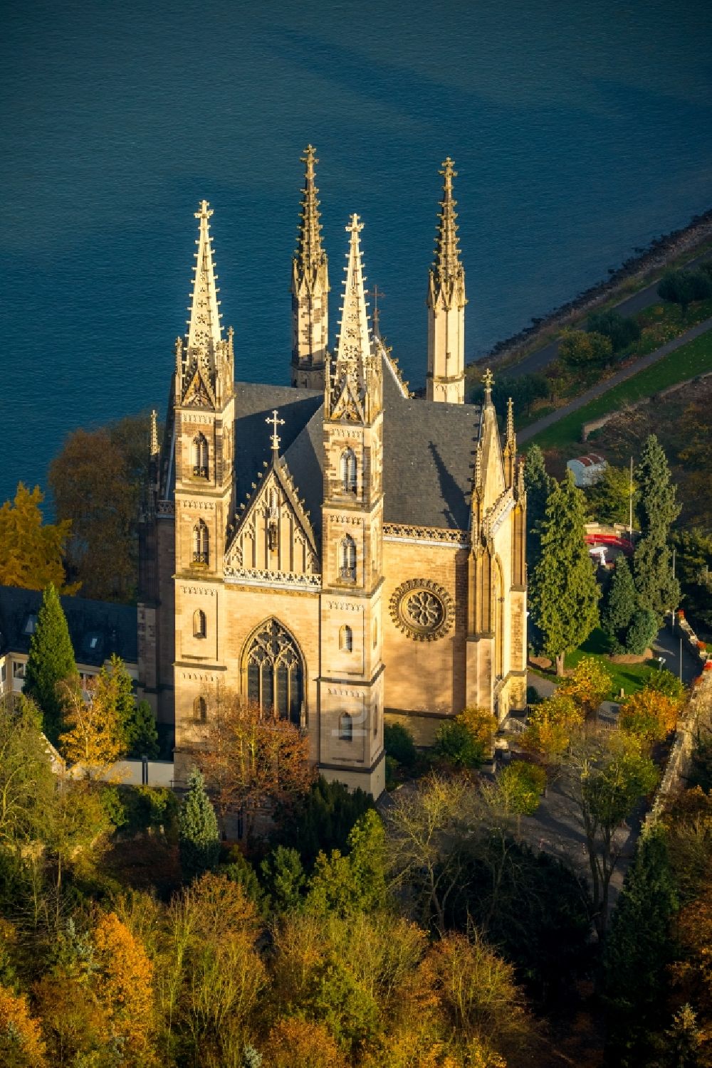 Remagen aus der Vogelperspektive: Kirchengebäude der Apollinariskirche am Apollinarisberg in Remagen im Bundesland Rheinland-Pfalz