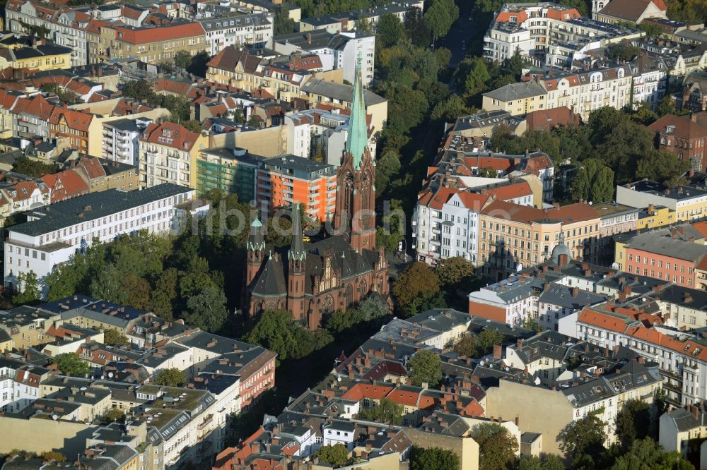 Berlin von oben - Kirchengebäude der Apostel-Paulus-Kirche in der Akazienstraße im Ortsteil Schöneberg in Berlin