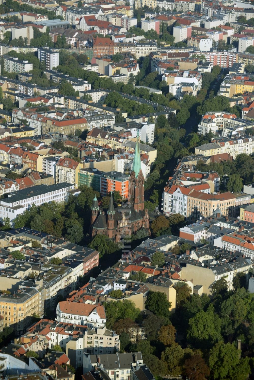 Berlin aus der Vogelperspektive: Kirchengebäude der Apostel-Paulus-Kirche in der Akazienstraße im Ortsteil Schöneberg in Berlin