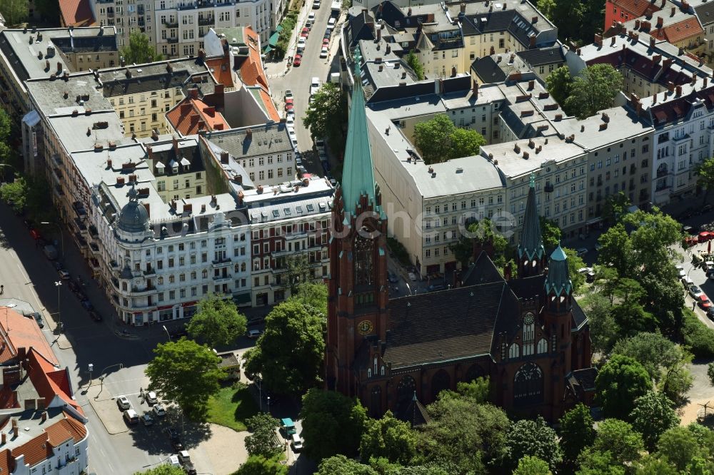 Berlin aus der Vogelperspektive: Kirchengebäude der Apostel-Paulus-Kirche in der Akazienstraße im Ortsteil Schöneberg in Berlin