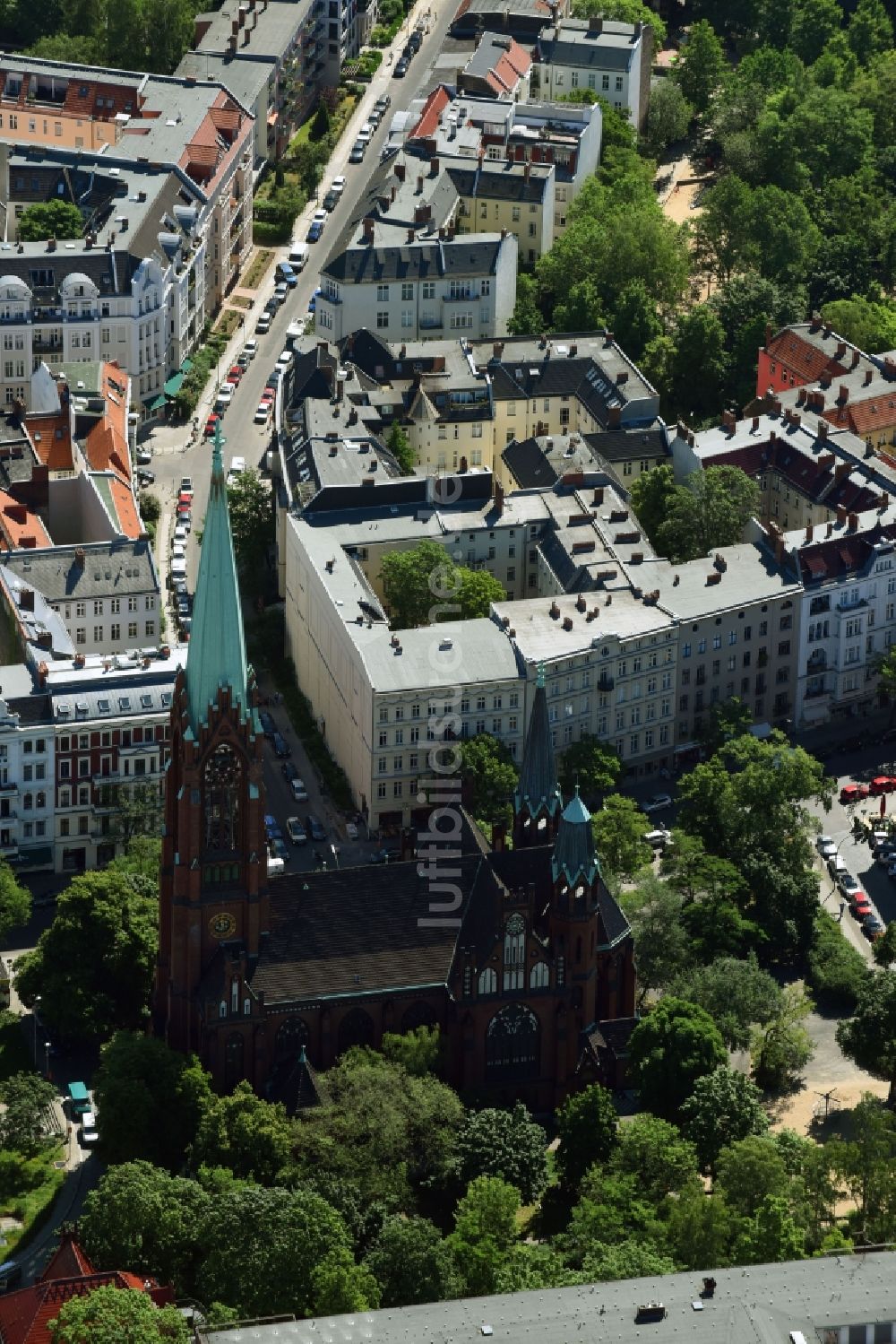 Luftbild Berlin - Kirchengebäude der Apostel-Paulus-Kirche in der Akazienstraße im Ortsteil Schöneberg in Berlin