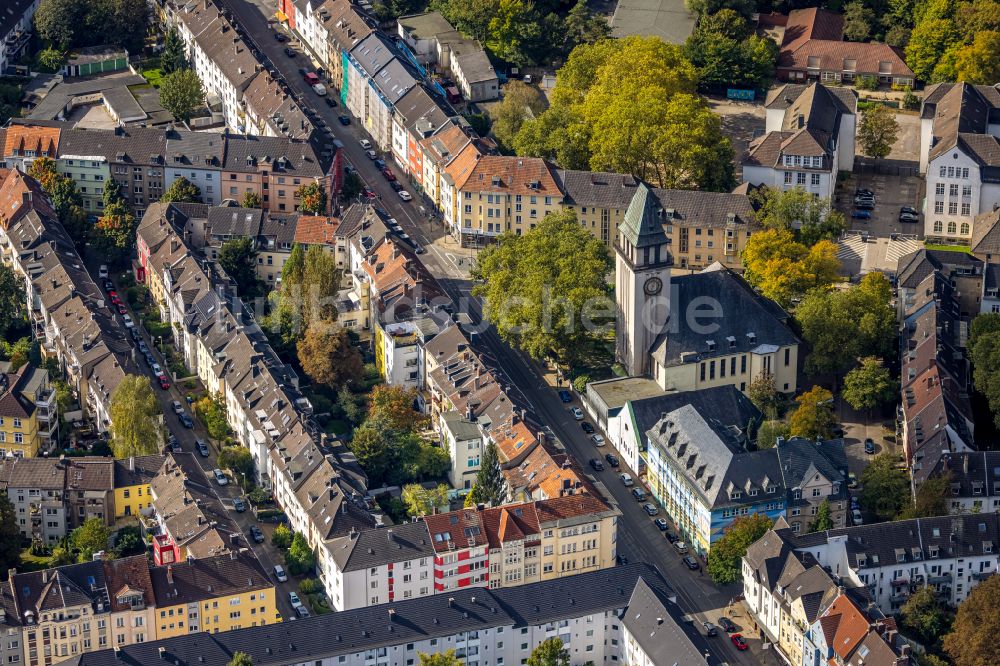 Luftbild Essen - Kirchengebäude der Apostelkirche in Essen im Bundesland Nordrhein-Westfalen - NRW, Deutschland