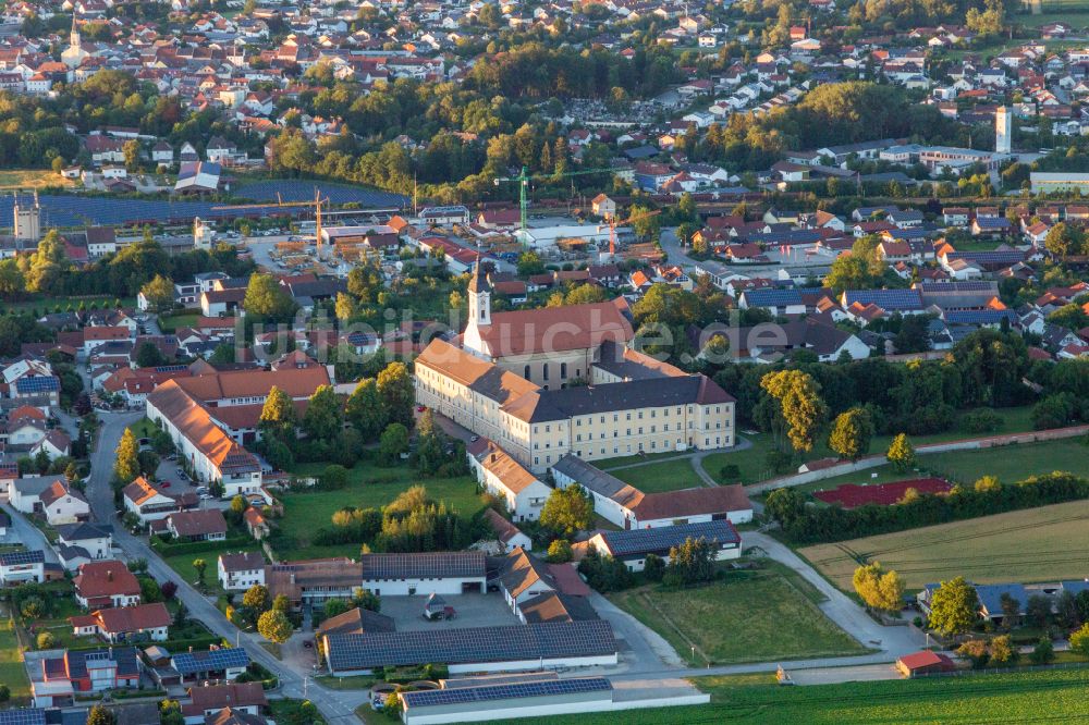 Luftaufnahme Osterhofen - Kirchengebäude der Asambasilika Altenmark in Osterhofen im Bundesland Bayern, Deutschland