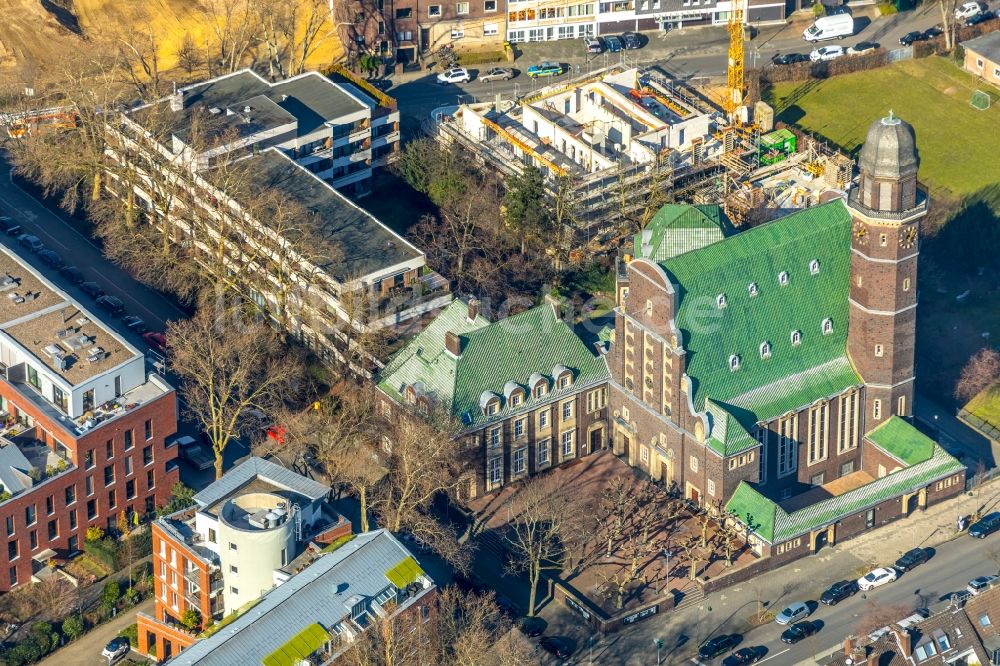 Luftaufnahme Düsseldorf - Kirchengebäude der Auferstehungskirche in der Arnulfstraße in Düsseldorf im Bundesland Nordrhein-Westfalen, Deutschland