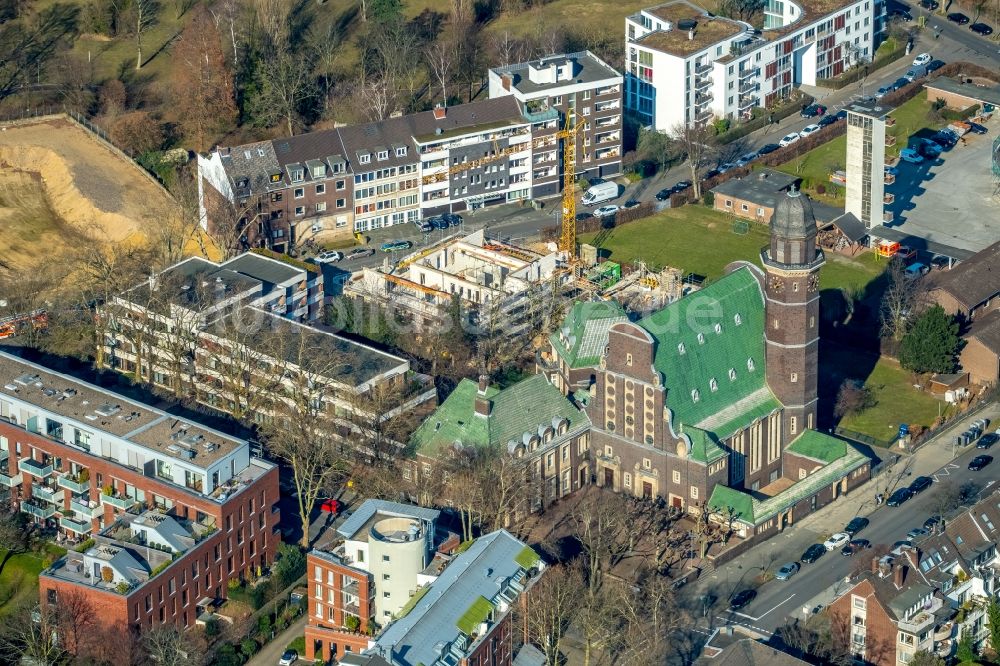 Düsseldorf von oben - Kirchengebäude der Auferstehungskirche in der Arnulfstraße in Düsseldorf im Bundesland Nordrhein-Westfalen, Deutschland