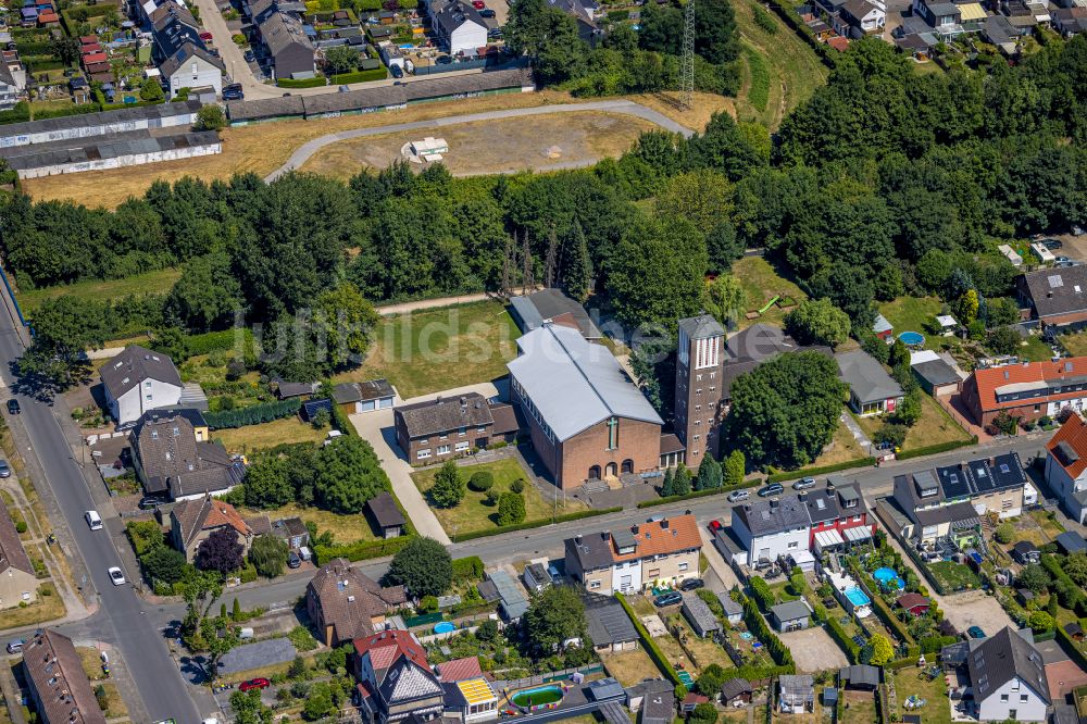 Luftaufnahme Habinghorst - Kirchengebäude St. Barbara in Habinghorst im Bundesland Nordrhein-Westfalen, Deutschland