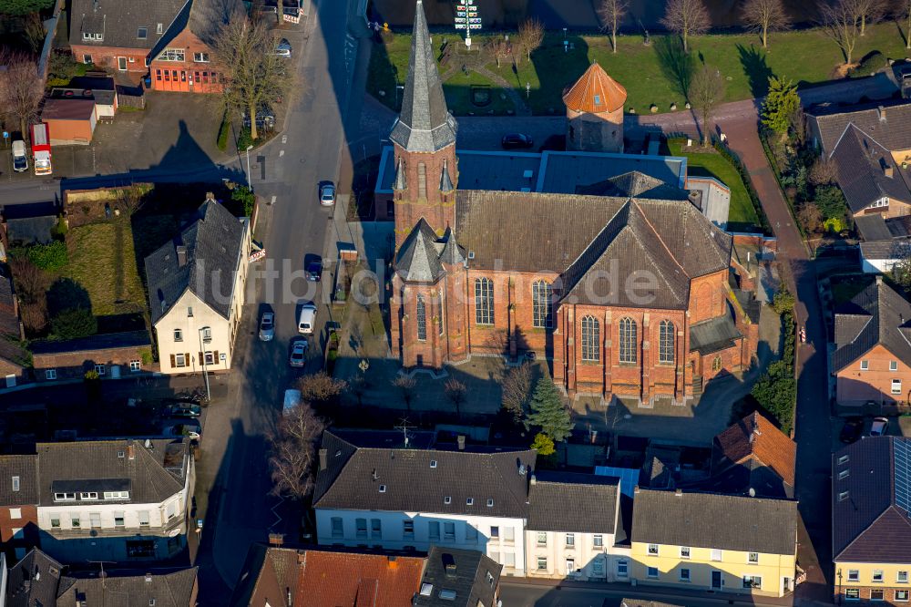 Luftaufnahme Isselburg - Kirchengebäude St. Bartholomäus in Isselburg im Bundesland Nordrhein-Westfalen, Deutschland