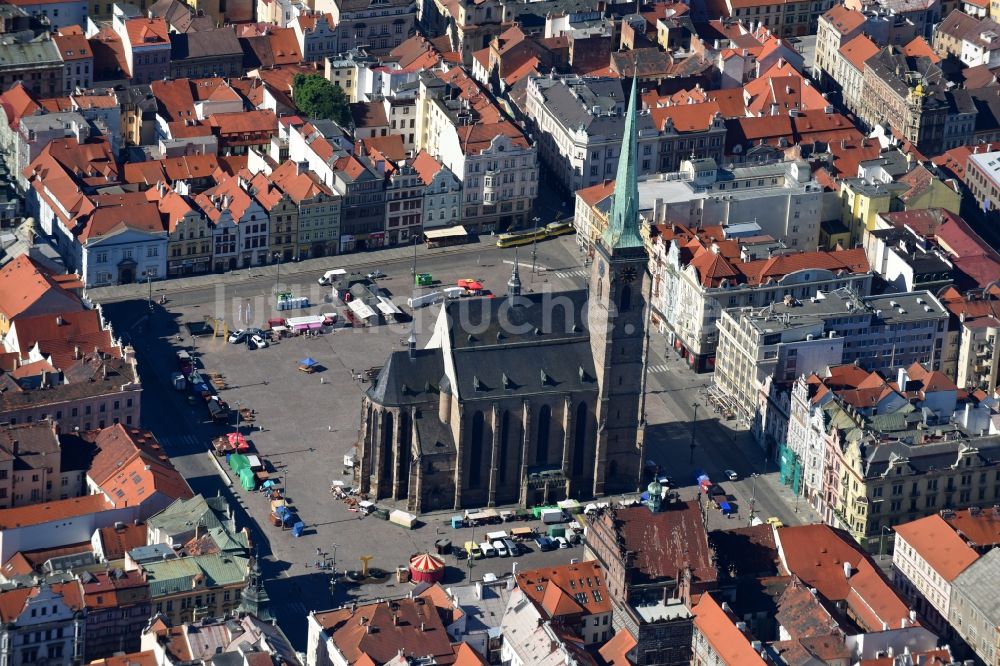 Pilsen aus der Vogelperspektive: Kirchengebäude St.-Bartholomäus-Kathedrale am Platz nam. Republiky im Altstadt- Zentrum in Pilsen in , Tschechien