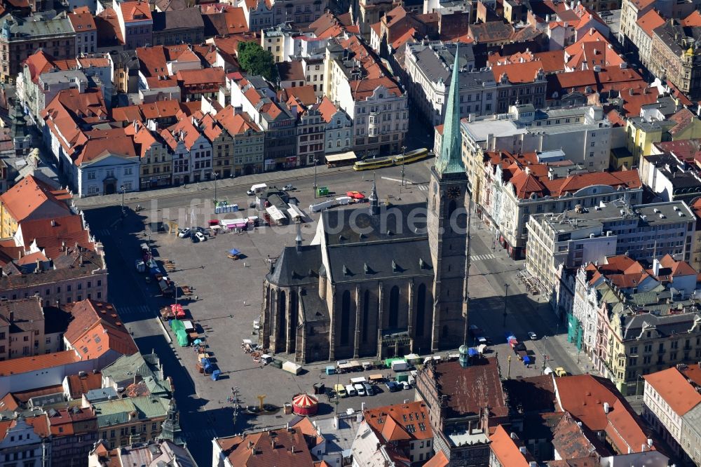 Luftbild Pilsen - Kirchengebäude St.-Bartholomäus-Kathedrale am Platz nam. Republiky im Altstadt- Zentrum in Pilsen in , Tschechien