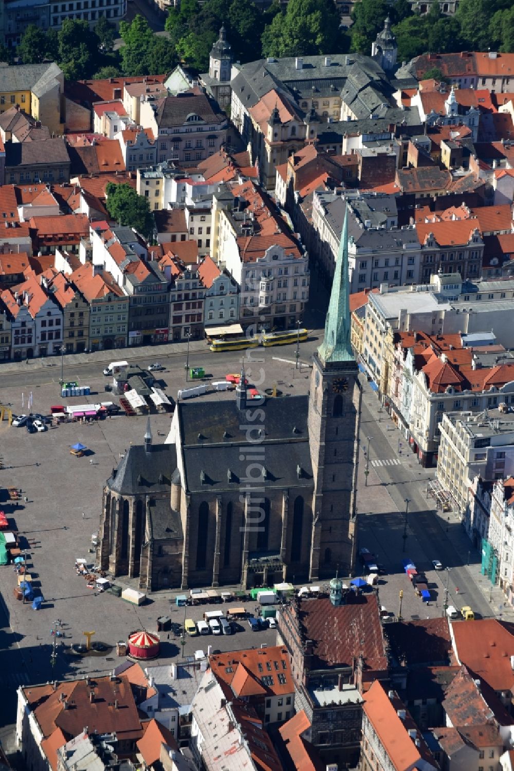 Luftaufnahme Pilsen - Kirchengebäude St.-Bartholomäus-Kathedrale am Platz nam. Republiky im Altstadt- Zentrum in Pilsen in , Tschechien