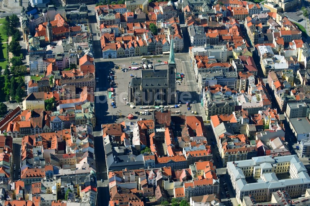 Pilsen von oben - Kirchengebäude St.-Bartholomäus-Kathedrale am Platz nam. Republiky im Altstadt- Zentrum in Pilsen in , Tschechien