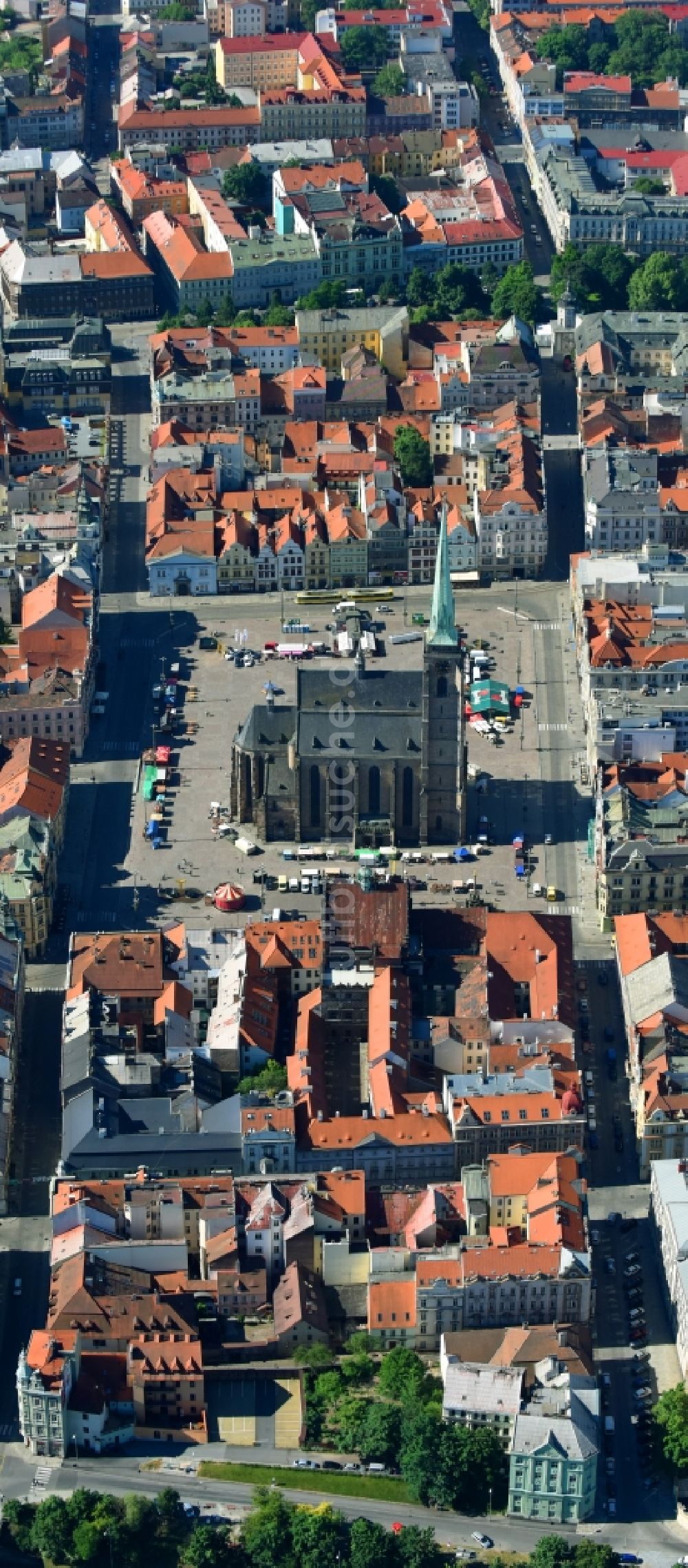 Pilsen aus der Vogelperspektive: Kirchengebäude St.-Bartholomäus-Kathedrale am Platz nam. Republiky im Altstadt- Zentrum in Pilsen in , Tschechien