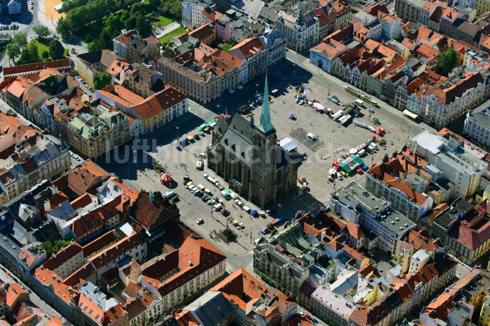 Luftbild Pilsen - Kirchengebäude St.-Bartholomäus-Kathedrale am Platz nam. Republiky im Altstadt- Zentrum in Pilsen in , Tschechien