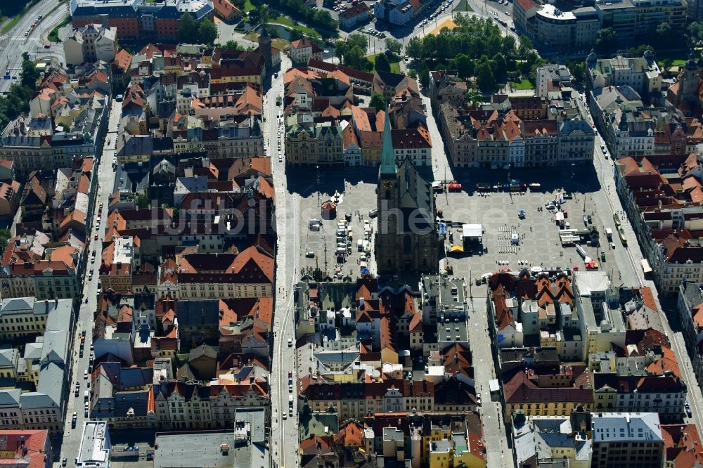 Luftaufnahme Pilsen - Kirchengebäude St.-Bartholomäus-Kathedrale am Platz nam. Republiky im Altstadt- Zentrum in Pilsen in , Tschechien