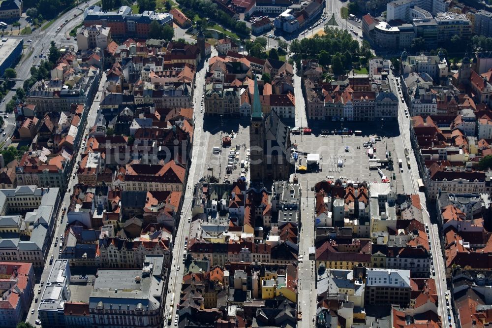 Pilsen von oben - Kirchengebäude St.-Bartholomäus-Kathedrale am Platz nam. Republiky im Altstadt- Zentrum in Pilsen in , Tschechien