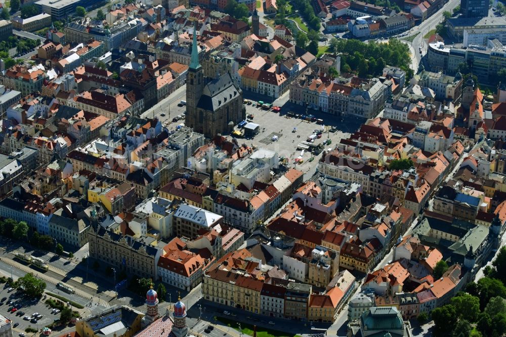 Pilsen aus der Vogelperspektive: Kirchengebäude St.-Bartholomäus-Kathedrale am Platz nam. Republiky im Altstadt- Zentrum in Pilsen in , Tschechien