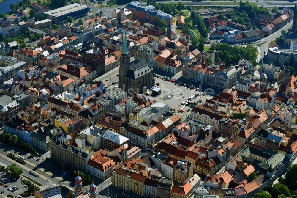 Luftbild Pilsen - Kirchengebäude St.-Bartholomäus-Kathedrale am Platz nam. Republiky im Altstadt- Zentrum in Pilsen in , Tschechien