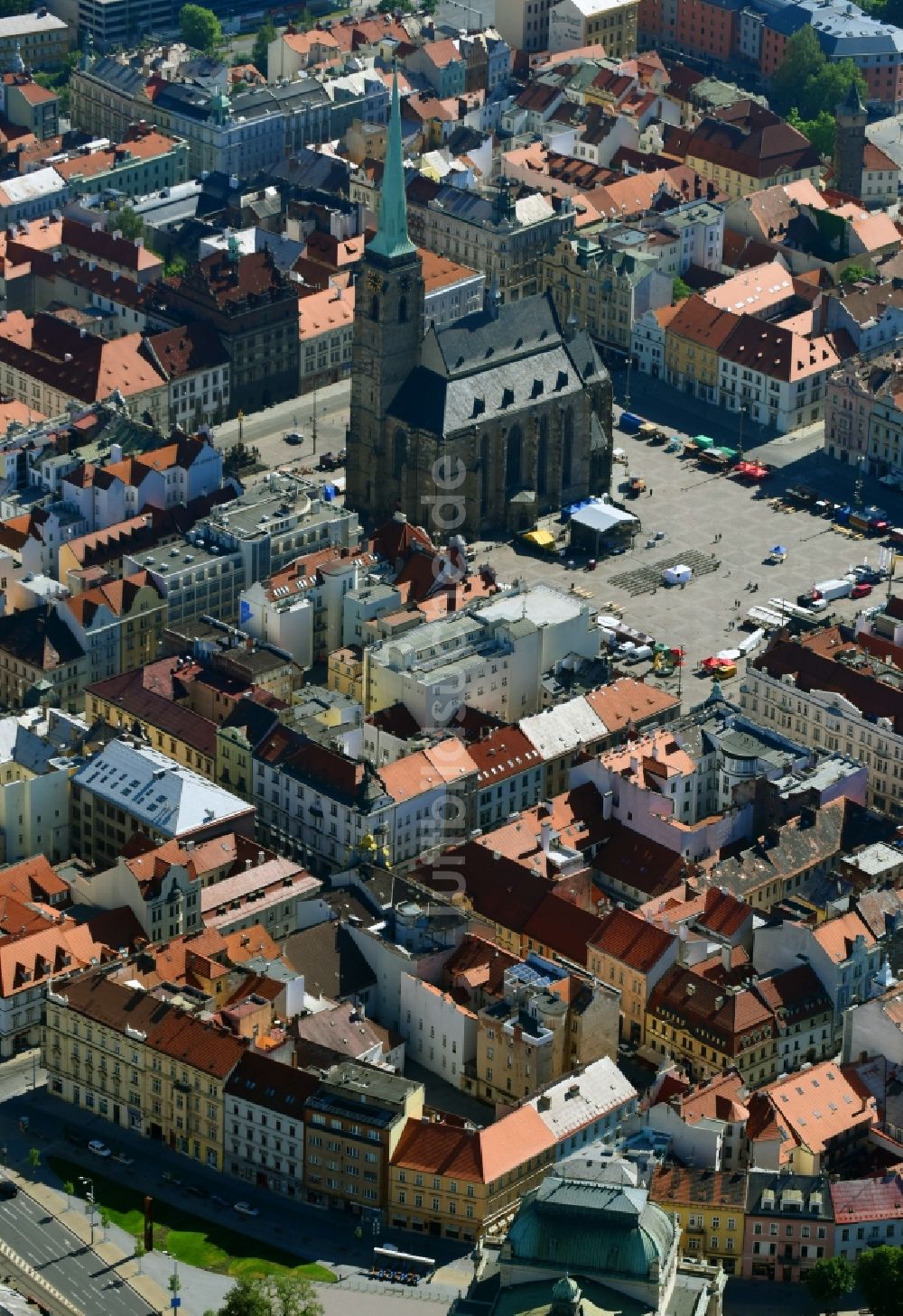 Pilsen von oben - Kirchengebäude St.-Bartholomäus-Kathedrale am Platz nam. Republiky im Altstadt- Zentrum in Pilsen in , Tschechien