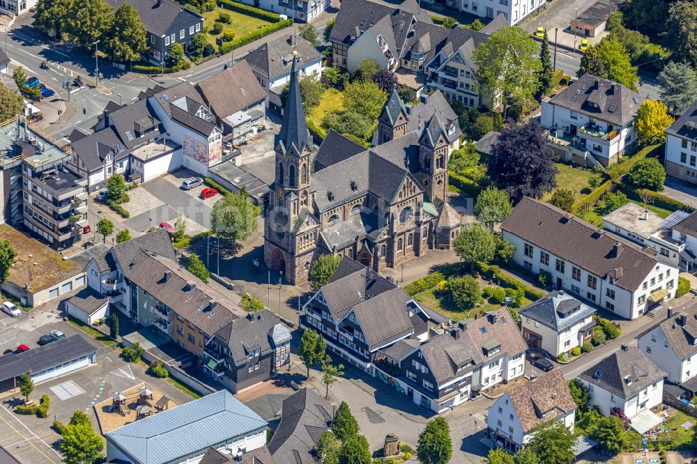 Meggen von oben - Kirchengebäude St. Bartholomäus in Meggen im Bundesland Nordrhein-Westfalen, Deutschland