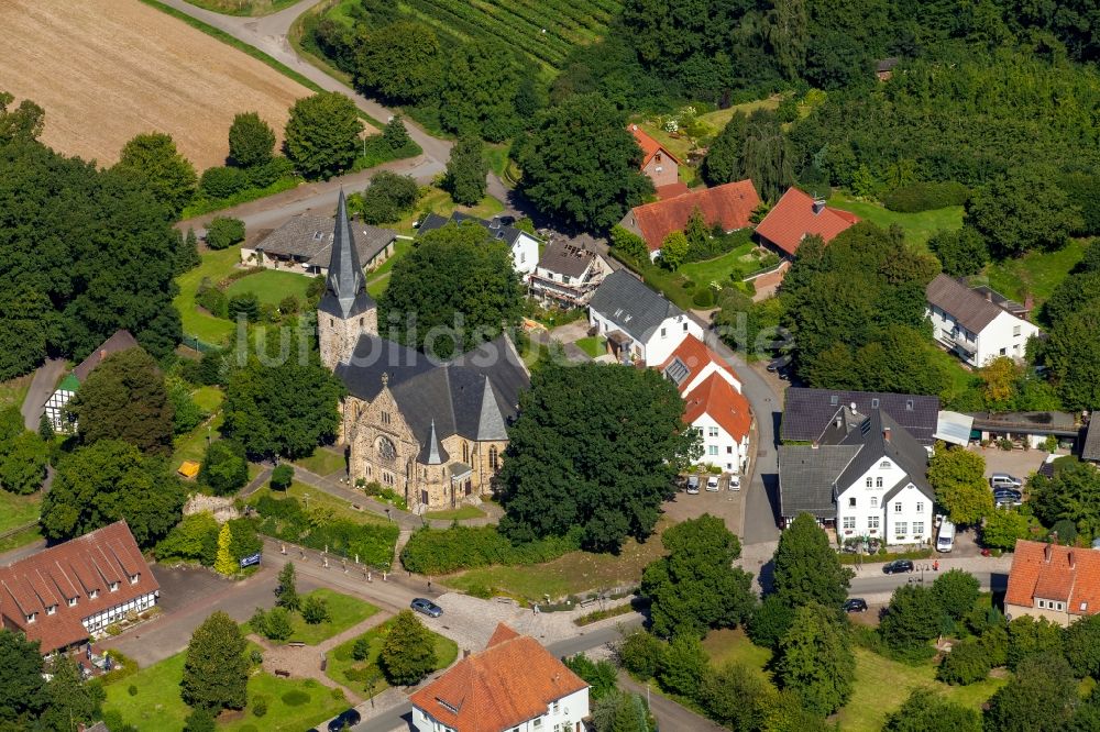 Rödinghausen von oben - Kirchengebäude der Bartholomäuskirche in Rödinghausen im Bundesland Nordrhein-Westfalen