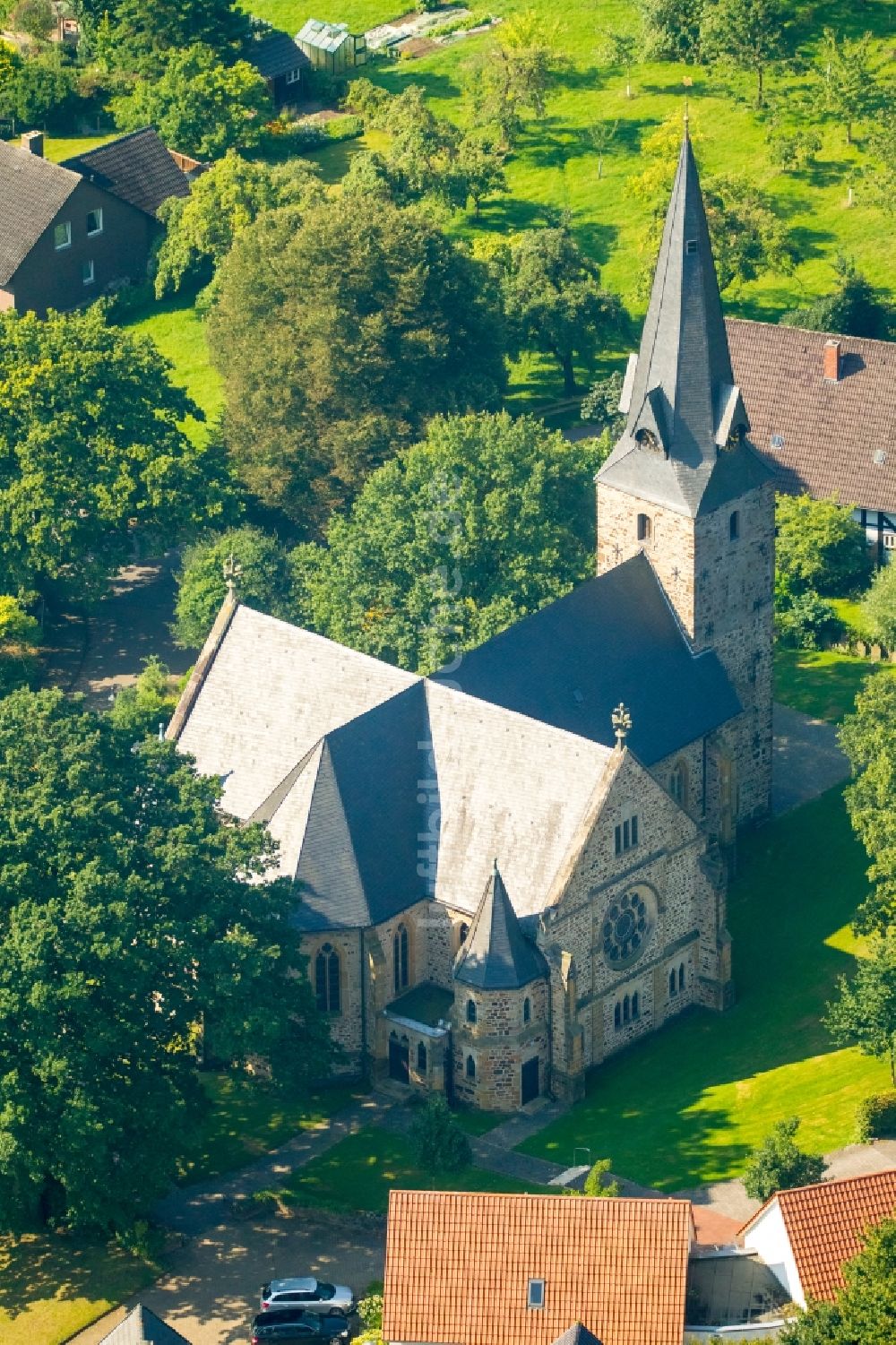 Rödinghausen aus der Vogelperspektive: Kirchengebäude der Bartholomäuskirche in Rödinghausen im Bundesland Nordrhein-Westfalen