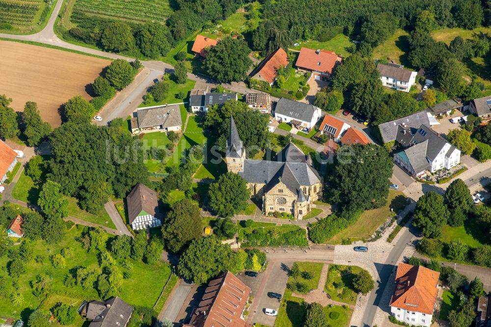 Luftaufnahme Rödinghausen - Kirchengebäude der Bartholomäuskirche in Rödinghausen im Bundesland Nordrhein-Westfalen