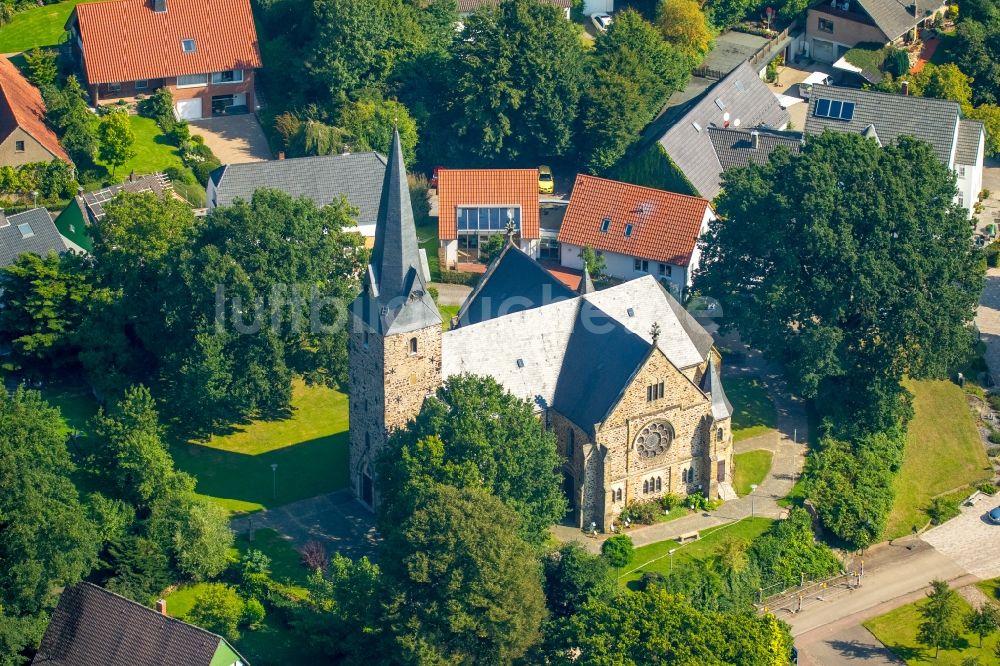 Rödinghausen von oben - Kirchengebäude der Bartholomäuskirche in Rödinghausen im Bundesland Nordrhein-Westfalen