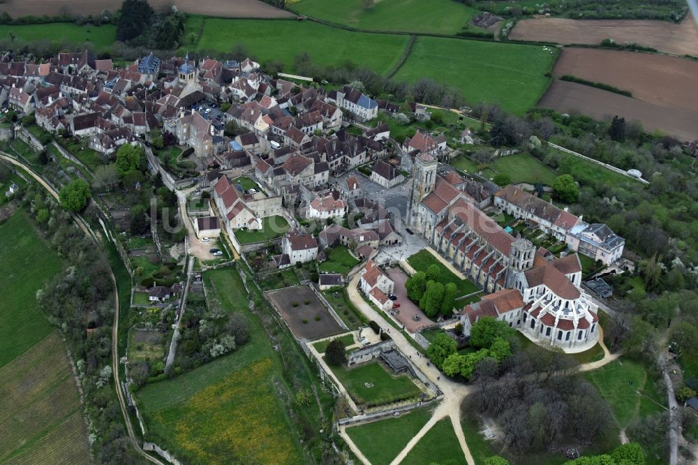 Vézelay aus der Vogelperspektive: Kirchengebäude der Basilika Basilique Sainte Marie Madeleine in Vézelay in Bourgogne Franche-Comté, Frankreich