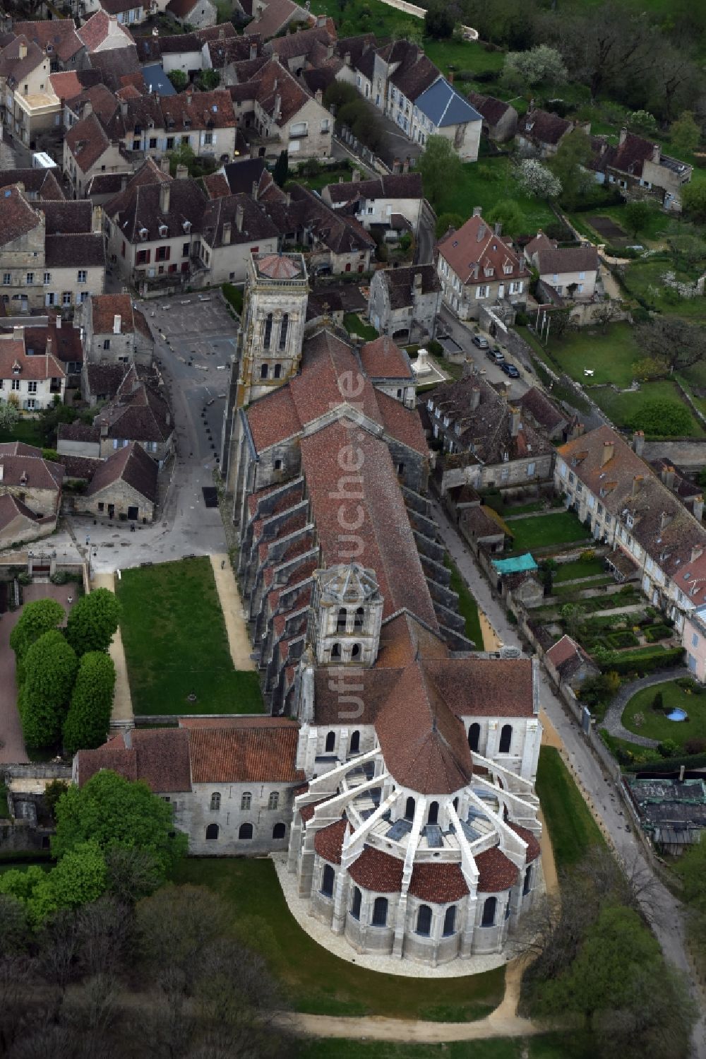 Vézelay von oben - Kirchengebäude der Basilika Basilique Sainte Marie Madeleine in Vézelay in Bourgogne Franche-Comté, Frankreich