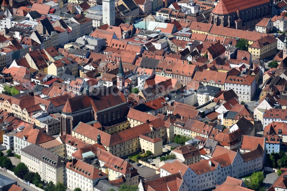 Straubing von oben - Kirchengebäude der Basilika St. Jakob am Pfarrplatz in Straubing im Bundesland Bayern, Deutschland