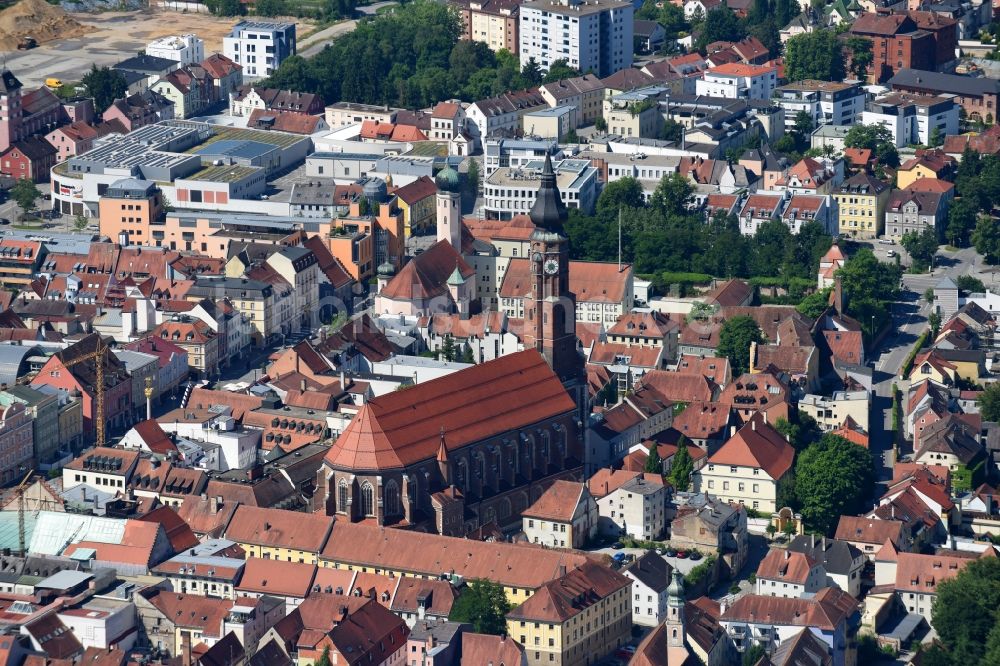 Luftaufnahme Straubing - Kirchengebäude der Basilika St. Jakob am Pfarrplatz in Straubing im Bundesland Bayern, Deutschland