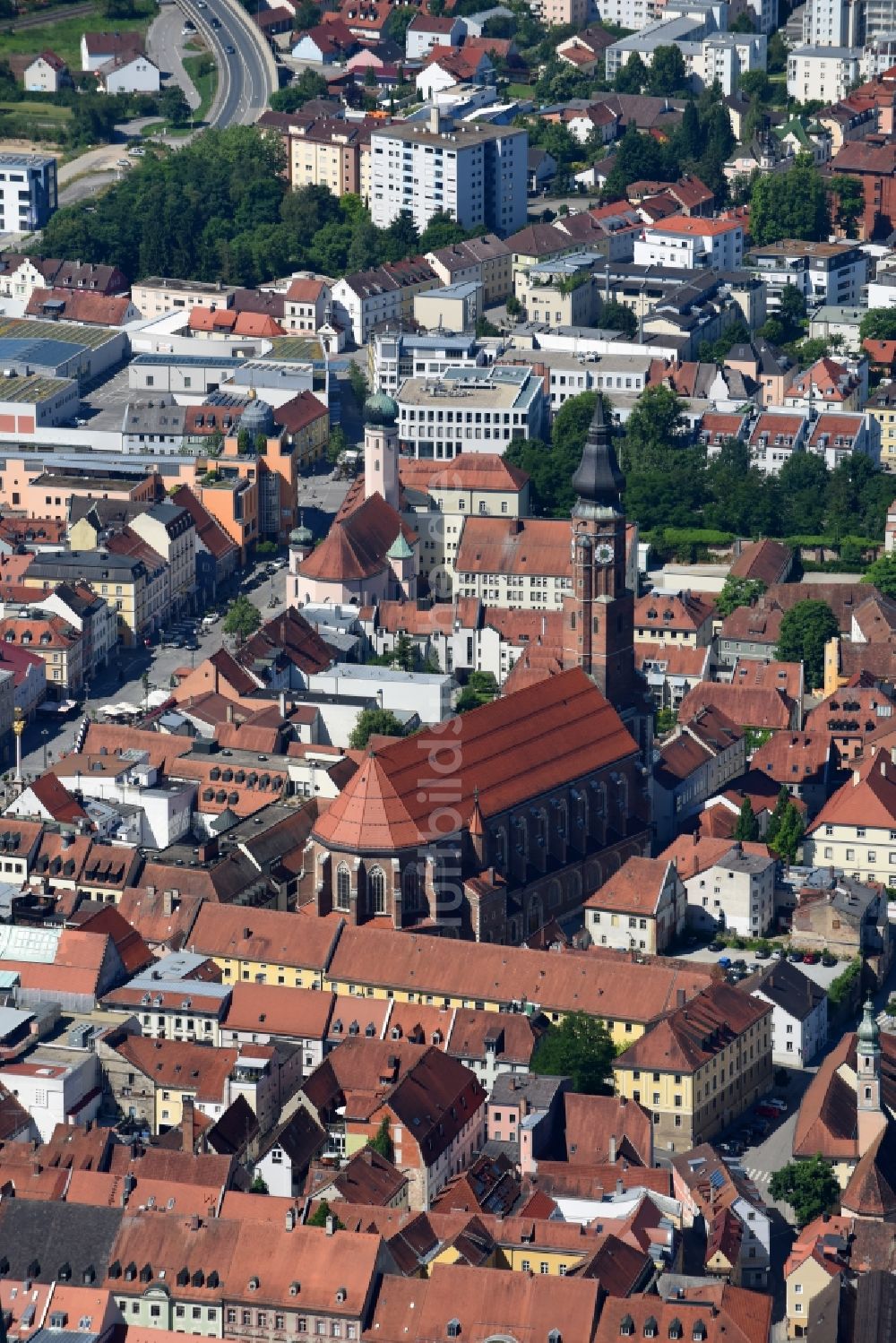 Straubing von oben - Kirchengebäude der Basilika St. Jakob am Pfarrplatz in Straubing im Bundesland Bayern, Deutschland