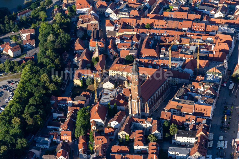 Straubing aus der Vogelperspektive: Kirchengebäude der Basilika St. Jakob am Pfarrplatz in Straubing im Bundesland Bayern, Deutschland