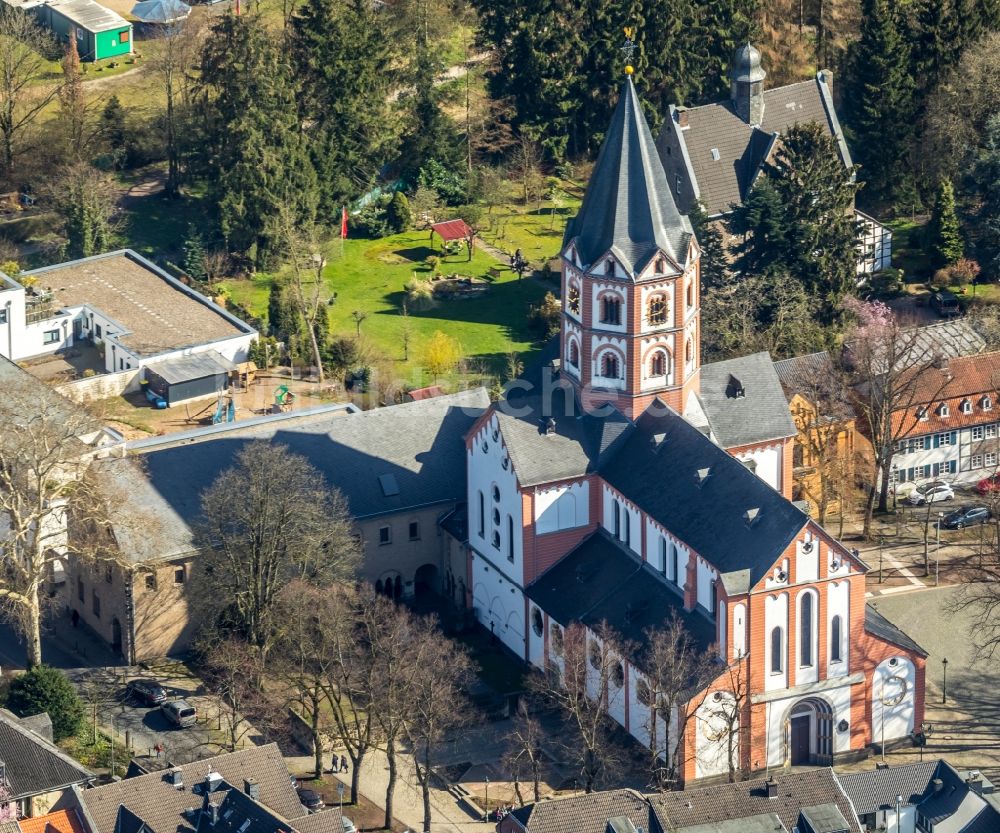 Düsseldorf aus der Vogelperspektive: Kirchengebäude Basilika St. Margareta im Ortsteil Gerresheim in Düsseldorf im Bundesland Nordrhein-Westfalen, Deutschland