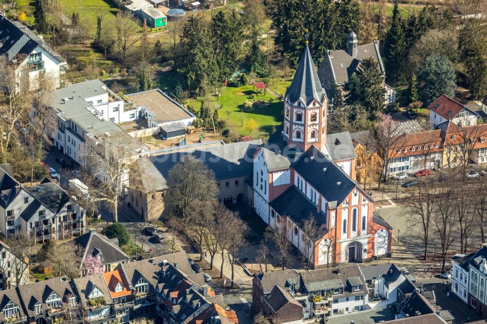 Luftaufnahme Düsseldorf - Kirchengebäude Basilika St. Margareta im Ortsteil Gerresheim in Düsseldorf im Bundesland Nordrhein-Westfalen, Deutschland